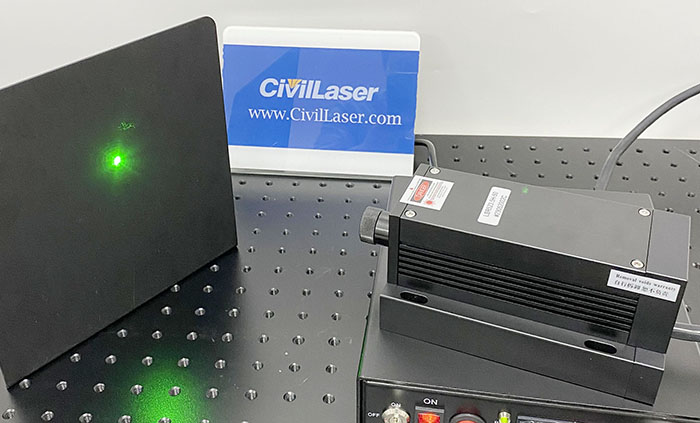 538nm 100mW 科学研究用の緑色 DPSSレーザーシステム