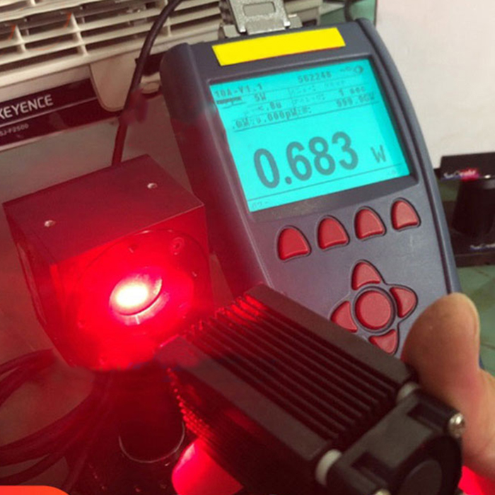638nm 750mw/1.2W 大出力の赤い光スポット状のマイクロレーザー彫刻機 工業レベルの赤色光実験光源